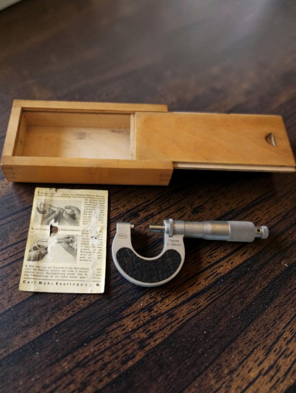 Carl Mahr outside micrometer 0–25 mm with wooden case