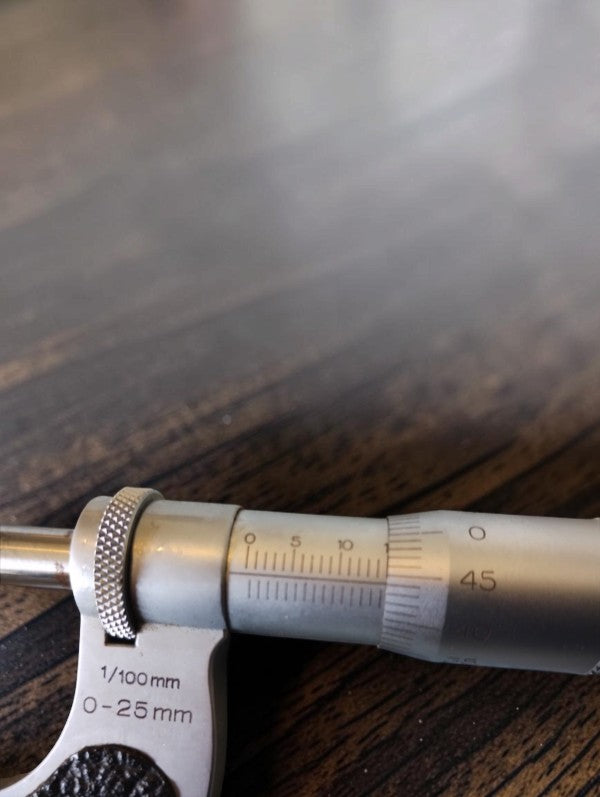 Carl Mahr outside micrometer 0–25 mm with wooden case