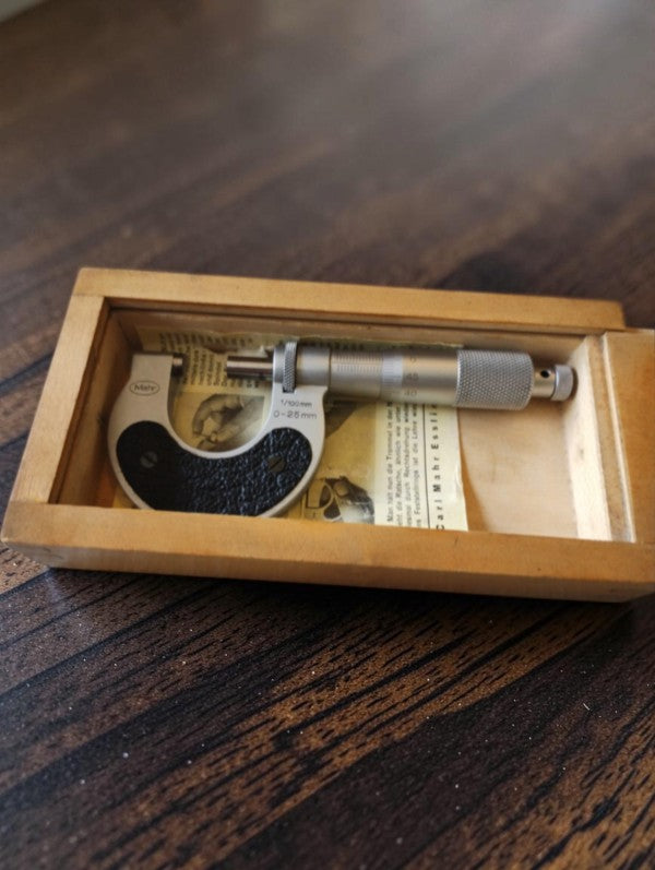 Carl Mahr outside micrometer 0–25 mm with wooden case