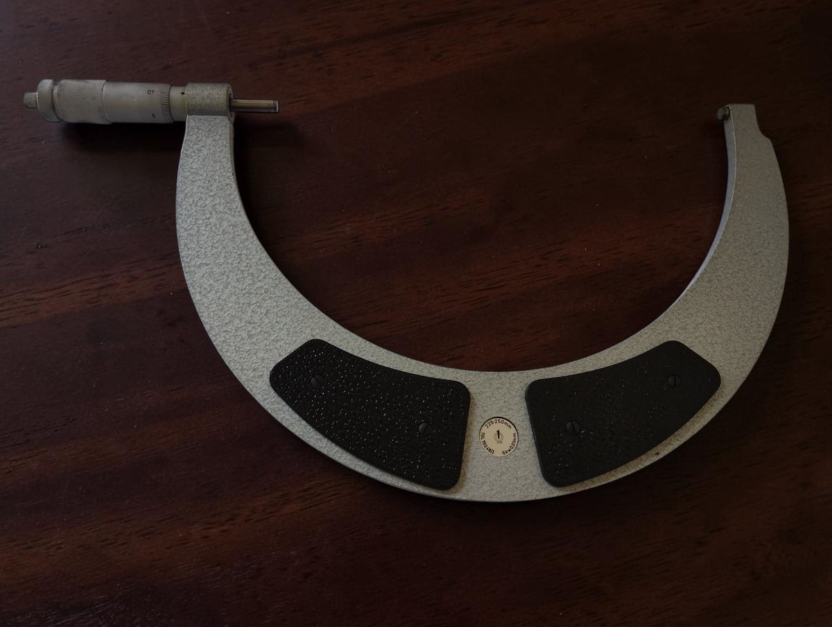 FMS Suhl outside micrometer 225–250 mm with hammertone frame and case
