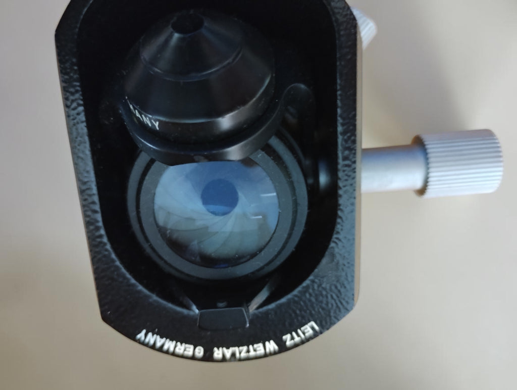 Leitz Wetzlar SM microscope no. 772269 with accessories and documentation
