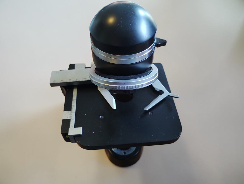 Leitz Wetzlar SM microscope no. 772269 with accessories and documentation

