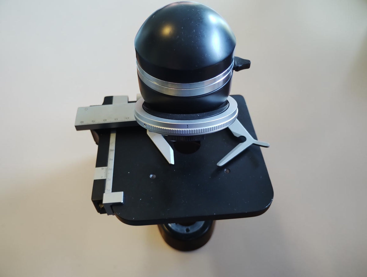 Leitz Wetzlar SM microscope no. 772269 with accessories and documentation
