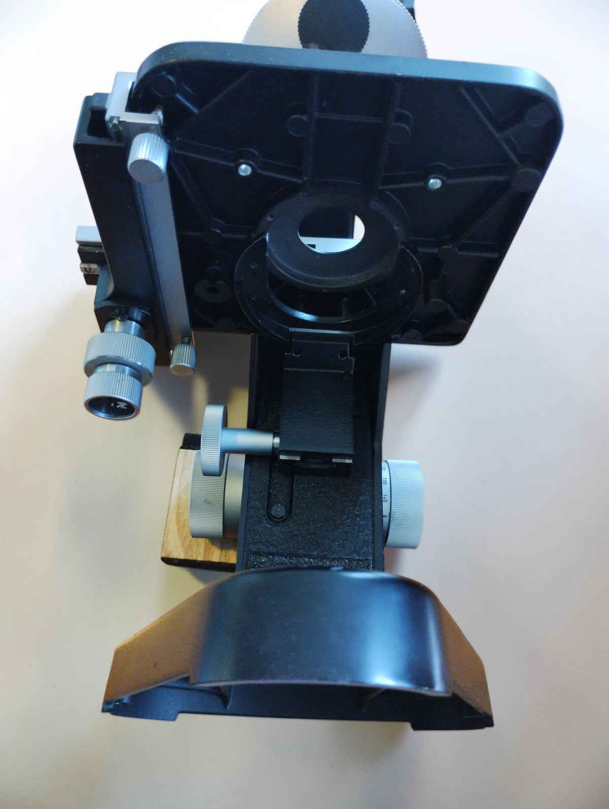 Leitz Wetzlar SM microscope no. 772269 with accessories and documentation
