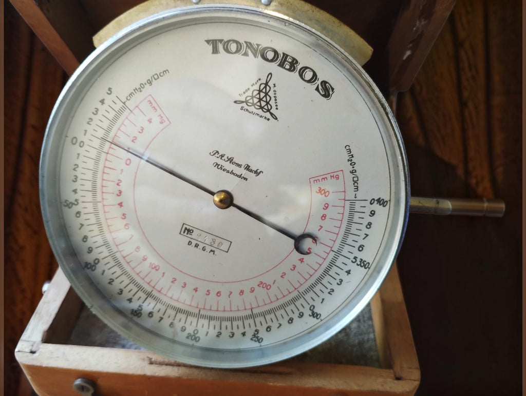 TONOBOS Historic Blood Pressure Gauge with Wooden Case – Wiesbaden
