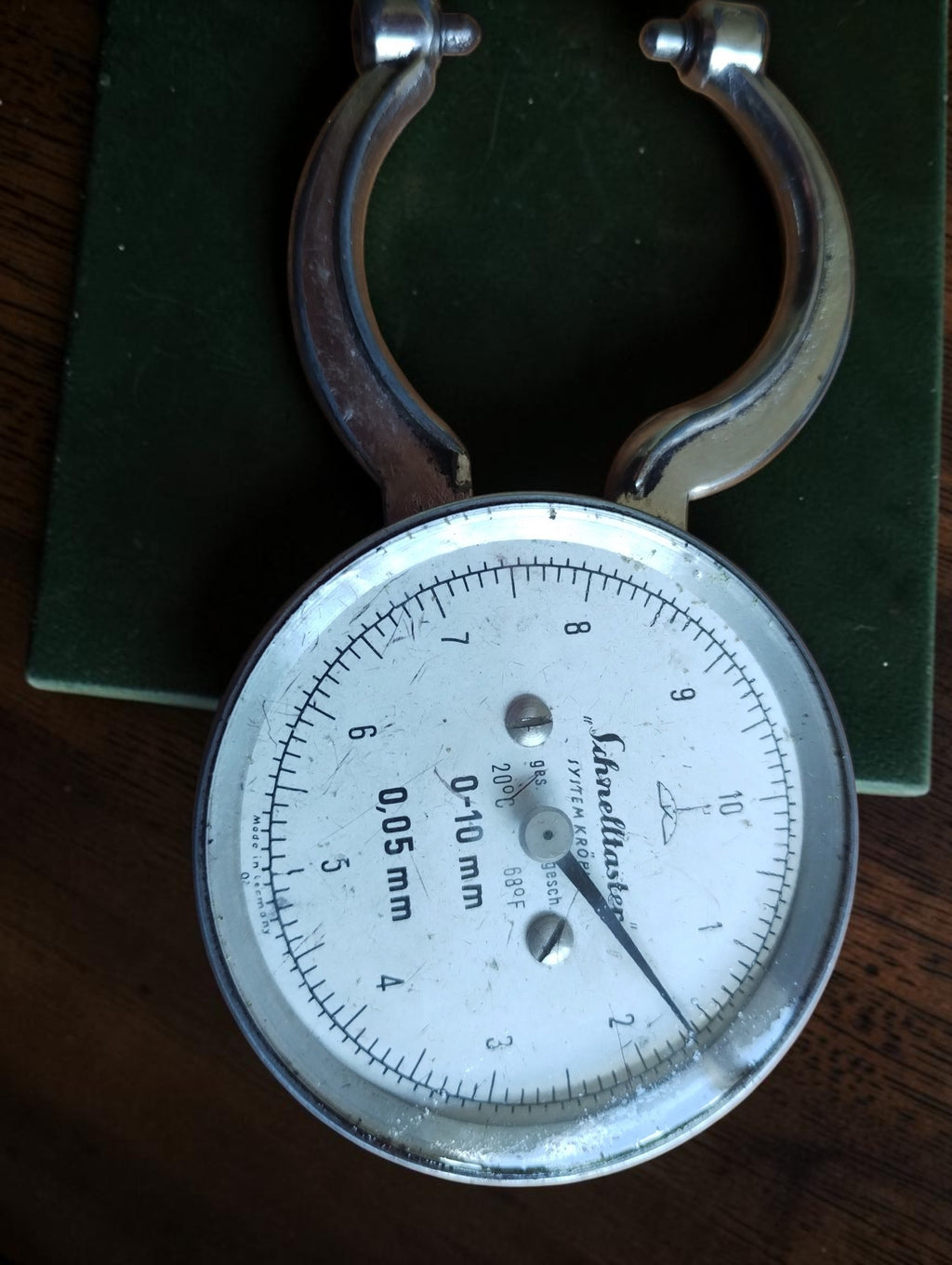 Front view of the Kroplin Schnelltaster with curved measuring arms and a round 0–10 mm dial.
