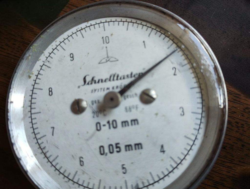 Close-up of the Schnelltaster dial marked 0–10 mm and 0.05 mm, with its pointer and numbered scale.
