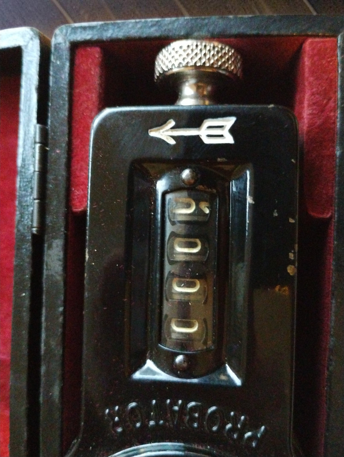 Close-up of the mechanical revolution counter and direction arrow on the IVO PROBATOR hand tachometer
