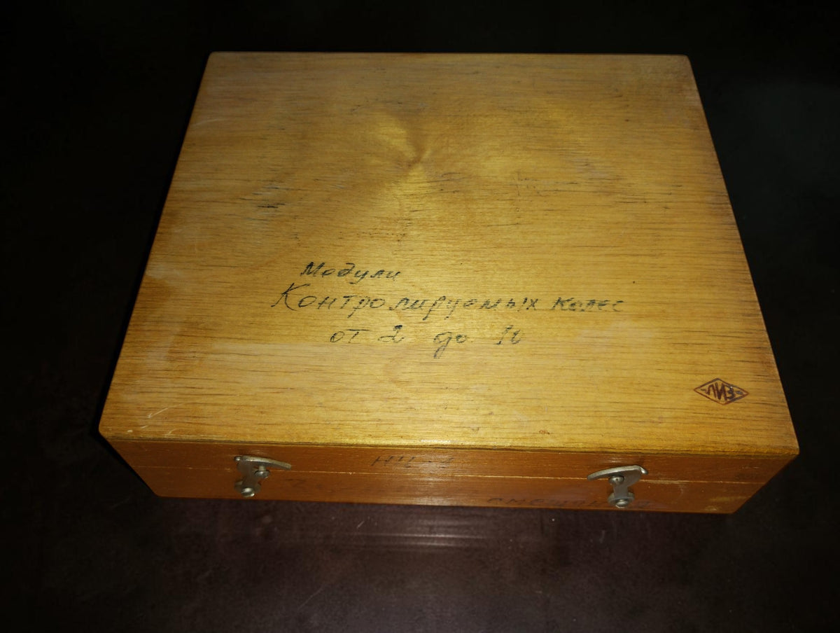 Closed wooden case with handwritten Russian inscription indicating gear modules 2 to 10 and LIZ diamond logo
