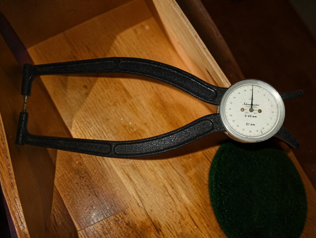 Front view of the Kröplin Schnelltaster with curved black measuring arms and analog dial
