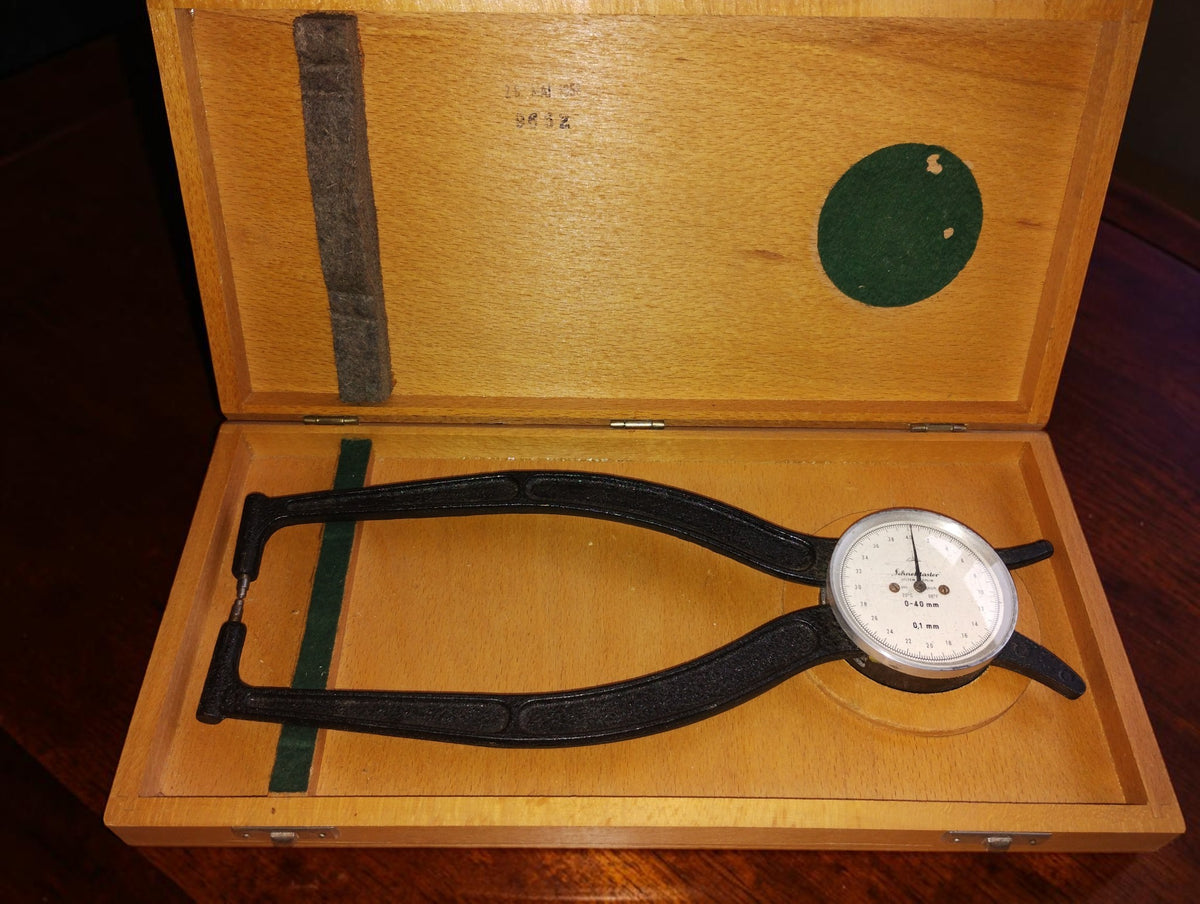 Kröplin Schnelltaster 0–40 mm outside dial caliper in its open wooden case
