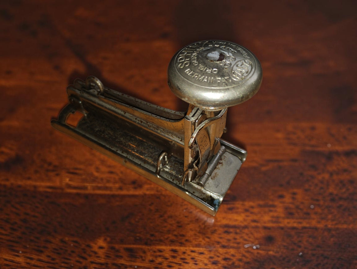 Elastic Sphinx No. 83 metalen nietmachine schuin van voren
