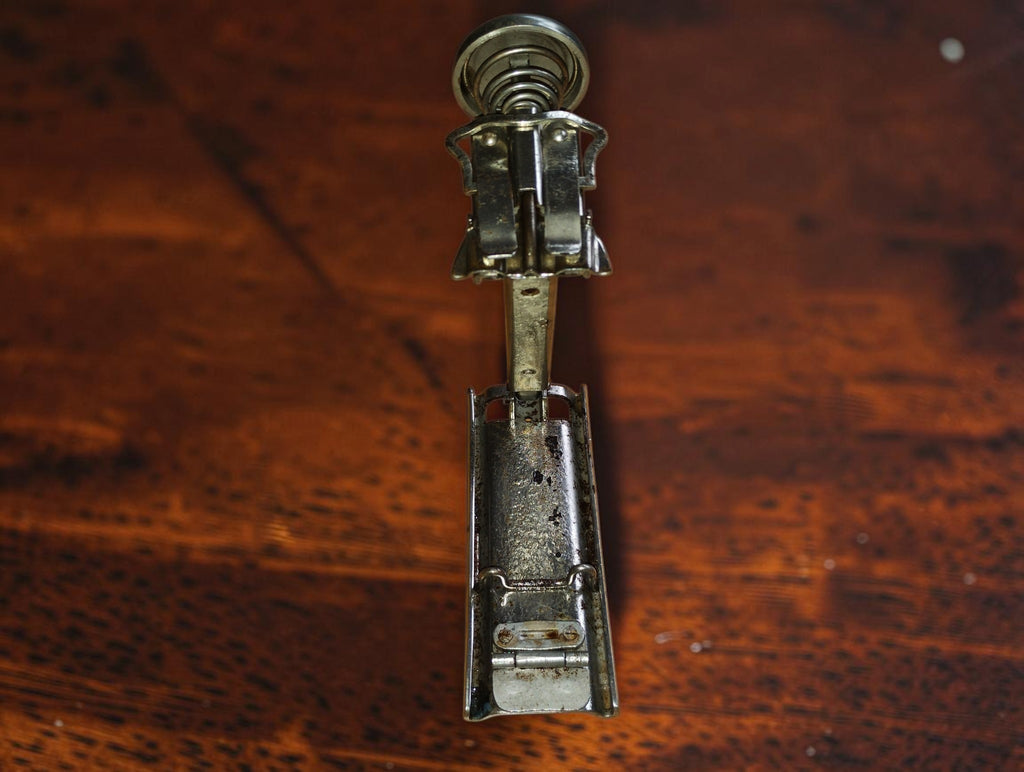 Bovenaanzicht van de Elastic Sphinx No. 83 nietmachine en het open metalen frame
