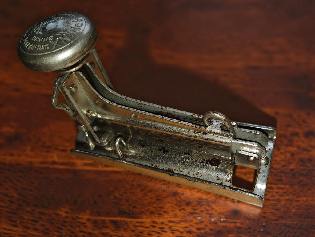 Elastic Sphinx No. 83 nietmachine van opzij met zichtbare corrosie
