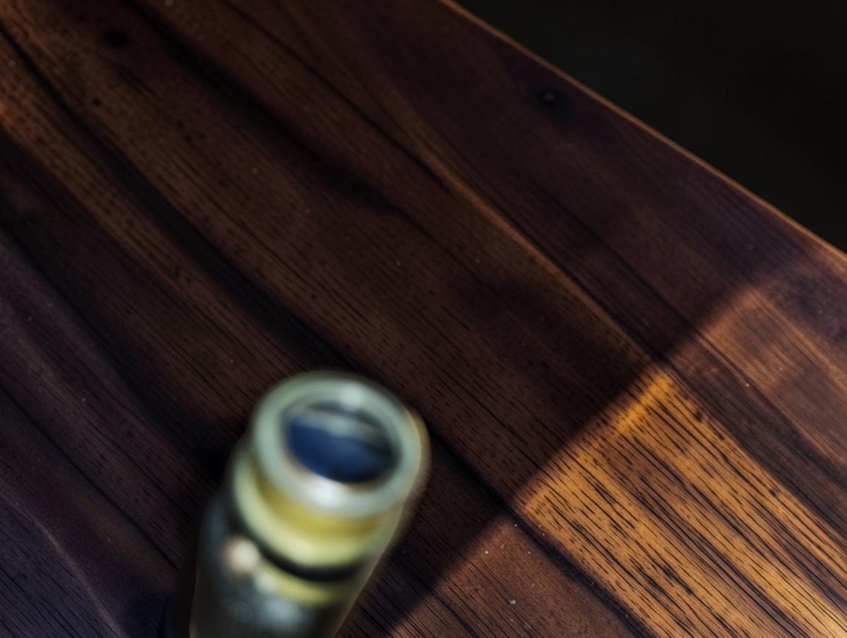 Detail van de lens en de metaalrand aan het uiteinde van de vintage zakmicroscoop
