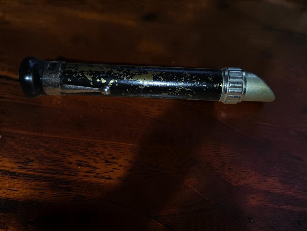 Vintage zakmicroscoop met geribbelde stelring en afbladderende zwarte lak
