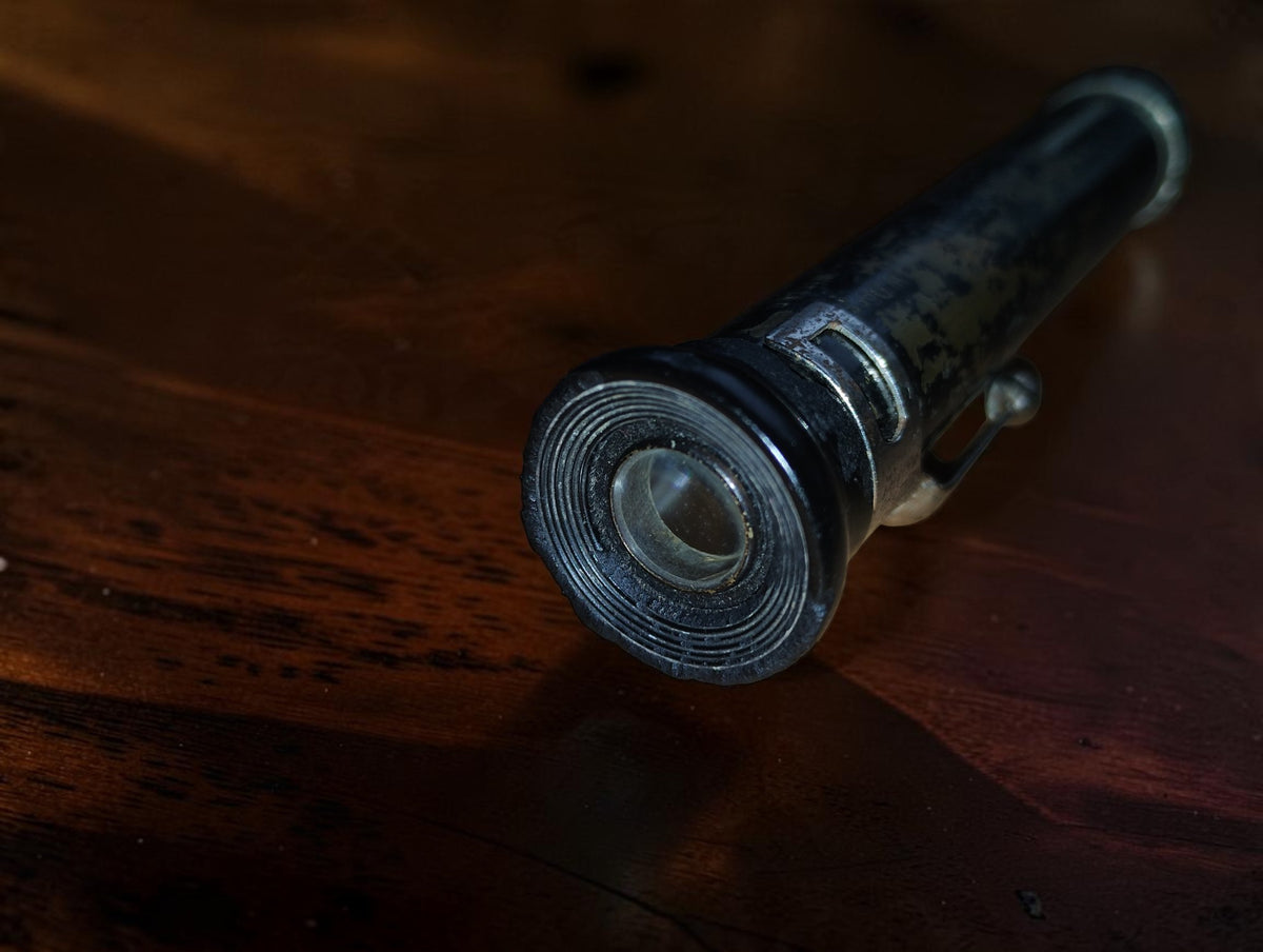 Detail van het ronde oculair van de vintage zakmicroscoop met concentrische groeven
