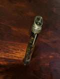 Rechtopstaande vintage zakmicroscoop met schuine spiegelkop en sterk gesleten zwarte afwerking
