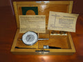 INTO Type D binnenmeetset van VEB Suhl in open houten kist, met meetklok, accessoires, gebruiksaanwijzing en fabriekskeuringsdocument.
