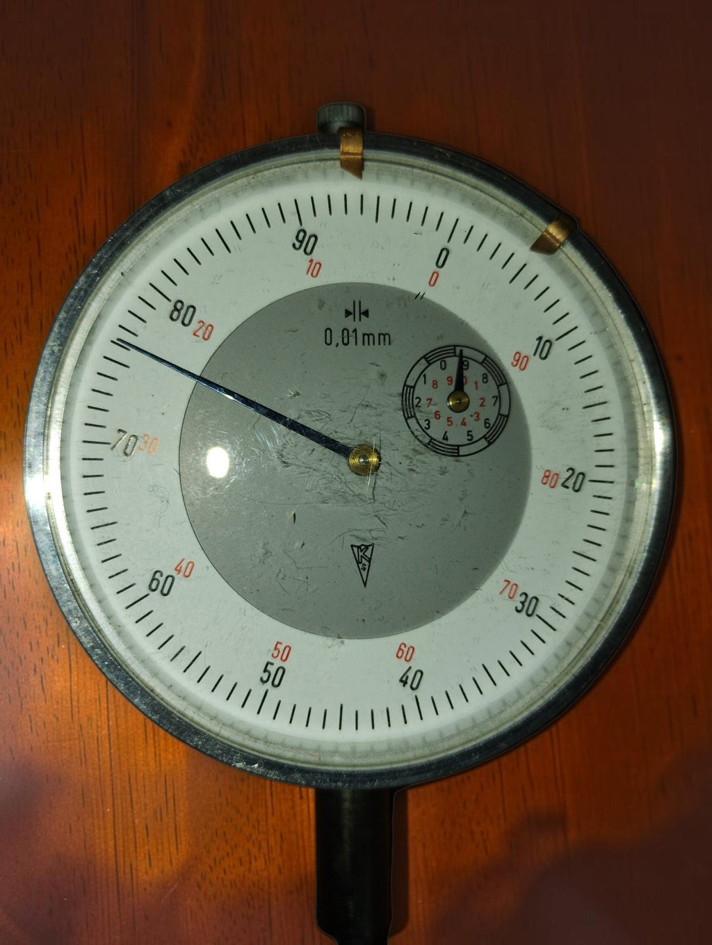 Detail van de INTO Type D meetklok van VEB Suhl, met schaalverdeling van 0,01 mm en kleine omwentelingsteller.
