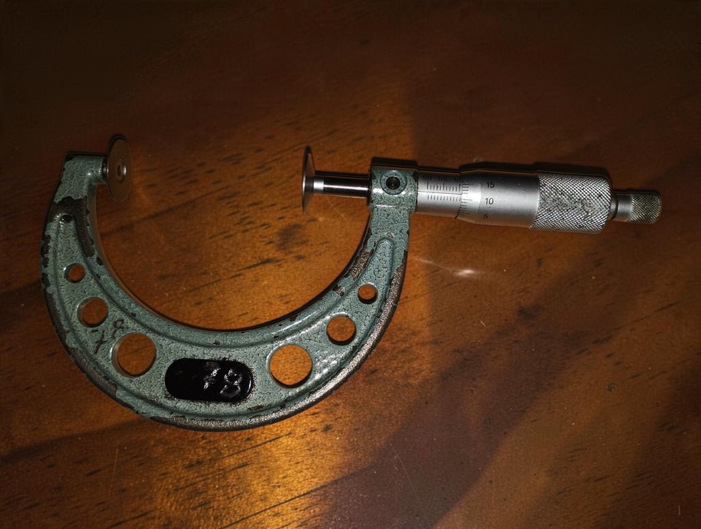 Vintage Mitutoyo schijfmicrometer 75–100 mm met groen-grijs frame en schotelvormige meetvlakken
