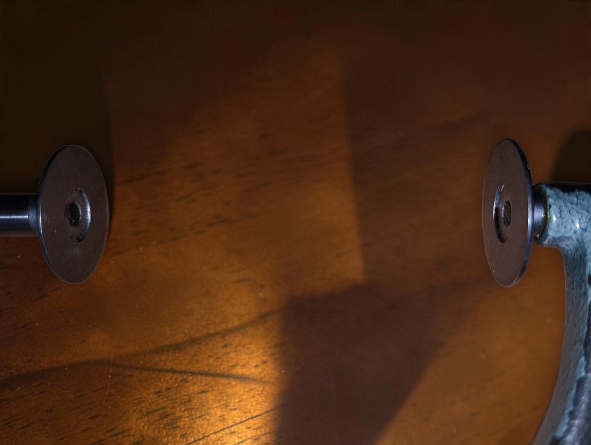 Detail van de twee ronde schotelvormige meetvlakken van de Mitutoyo schijfmicrometer
