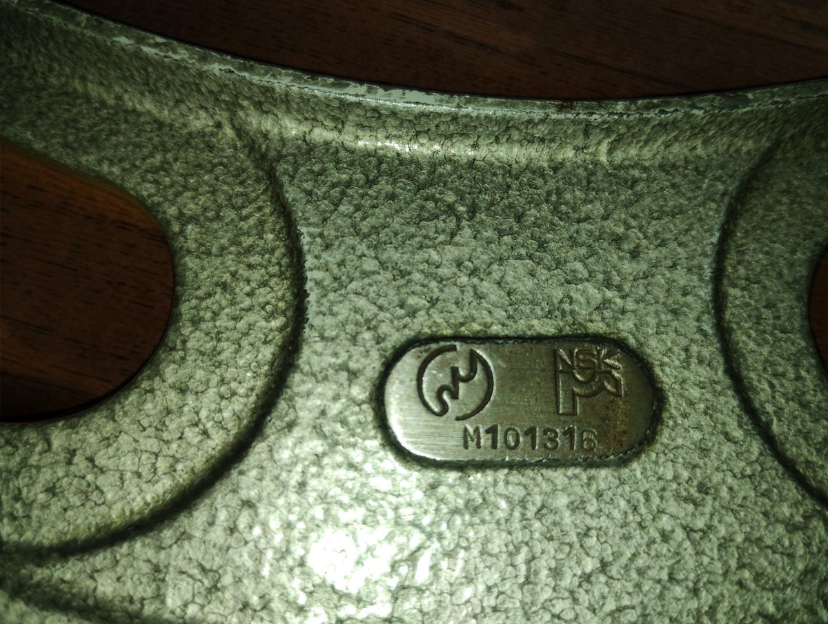Detail van het NSK-merkplaatje met logo en nummermarkering op het frame

