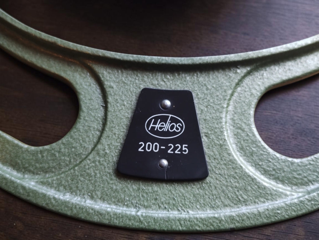 Detail van het zwarte Helios-merkplaatje met meetbereik 200–225 mm
