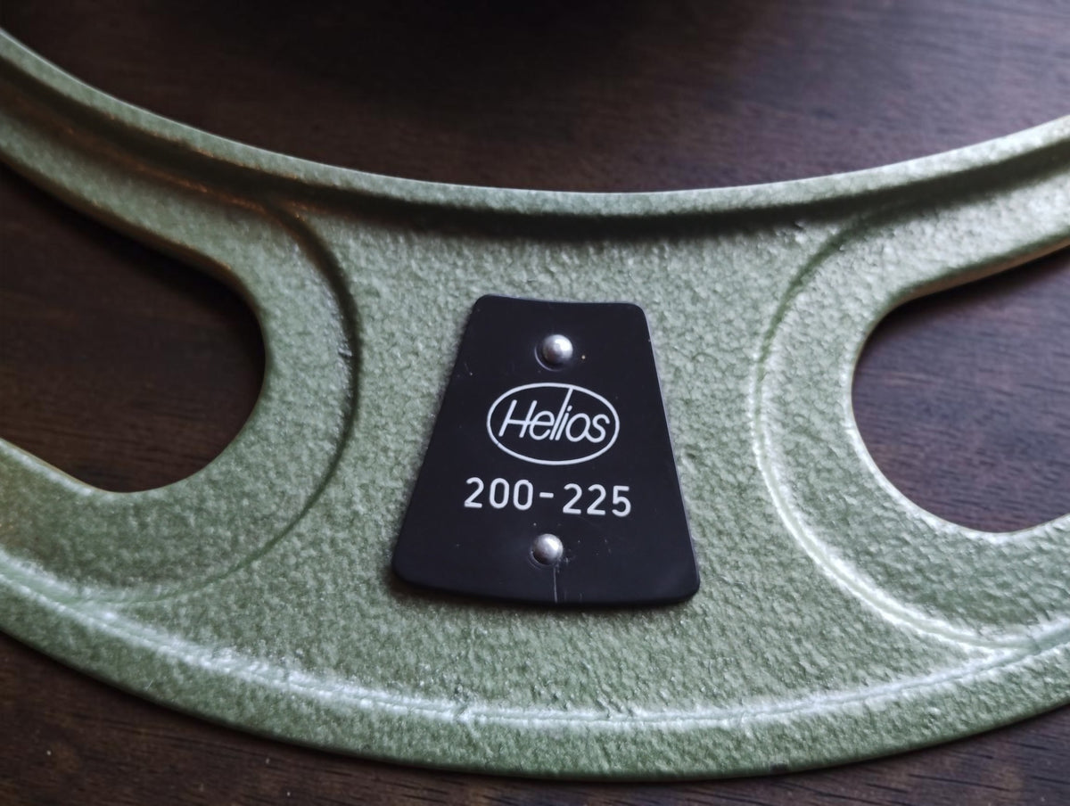 Detail van het zwarte Helios-merkplaatje met meetbereik 200–225 mm
