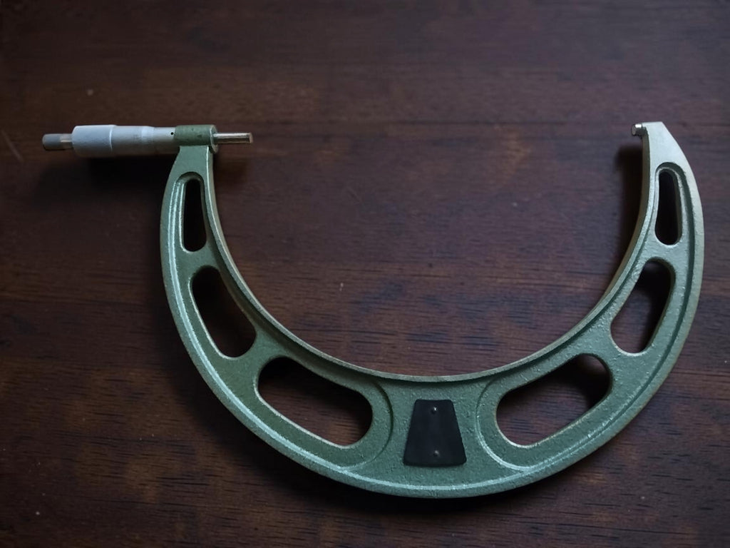 Andere zijde van de Helios buitenschroefmaat met groen opengewerkt frame
