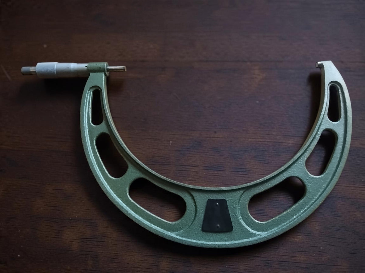 Andere zijde van de Helios buitenschroefmaat met groen opengewerkt frame
