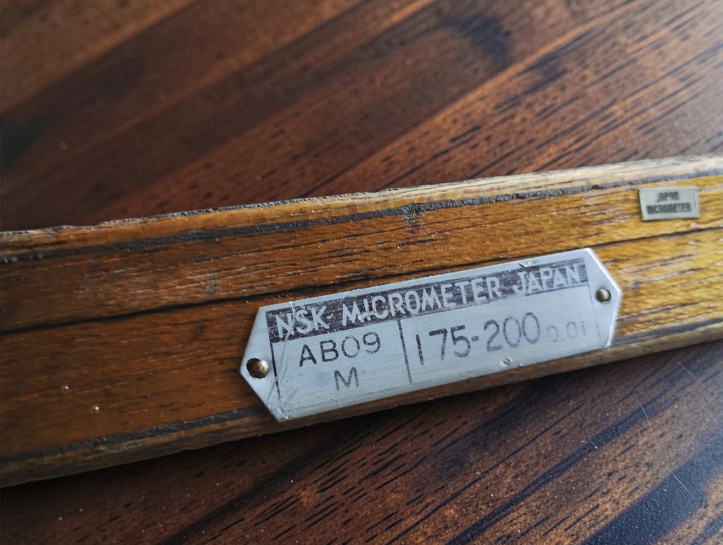Label op de houten NSK-kist met AB09 M en afwijkende maatvermelding 175–200 mm
