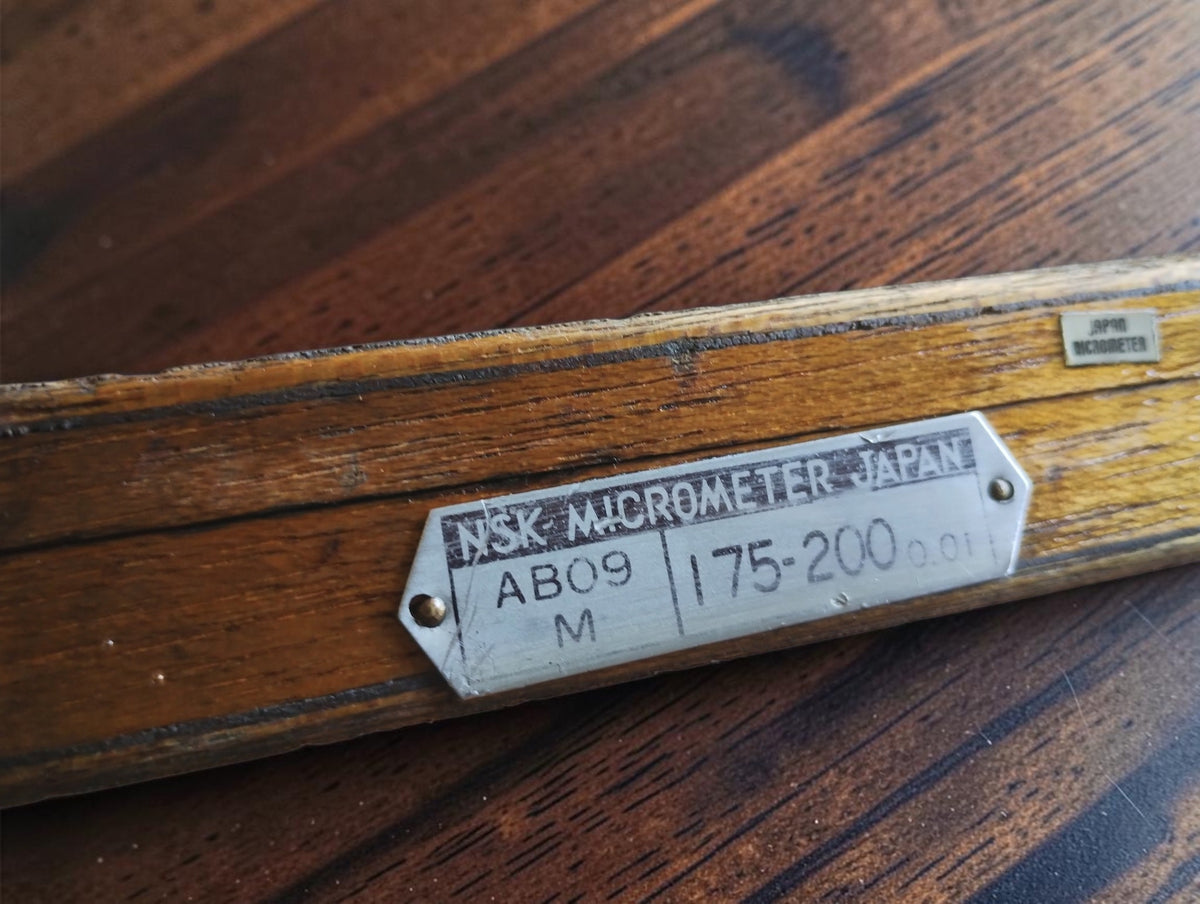 Label op de houten NSK-kist met AB09 M en afwijkende maatvermelding 175–200 mm
