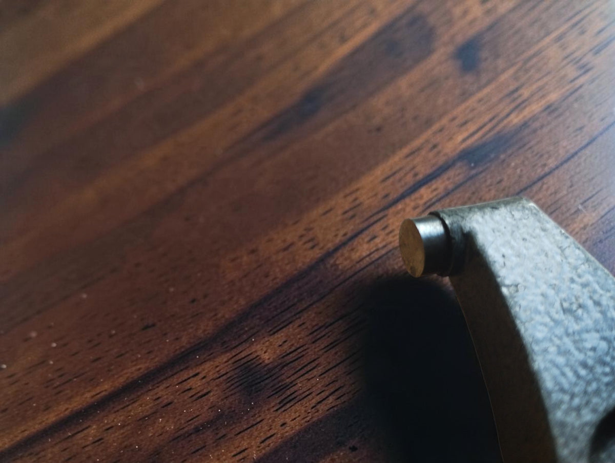 Detail van het vaste aambeeld en meetvlak van de NSK buitenschroefmaat
