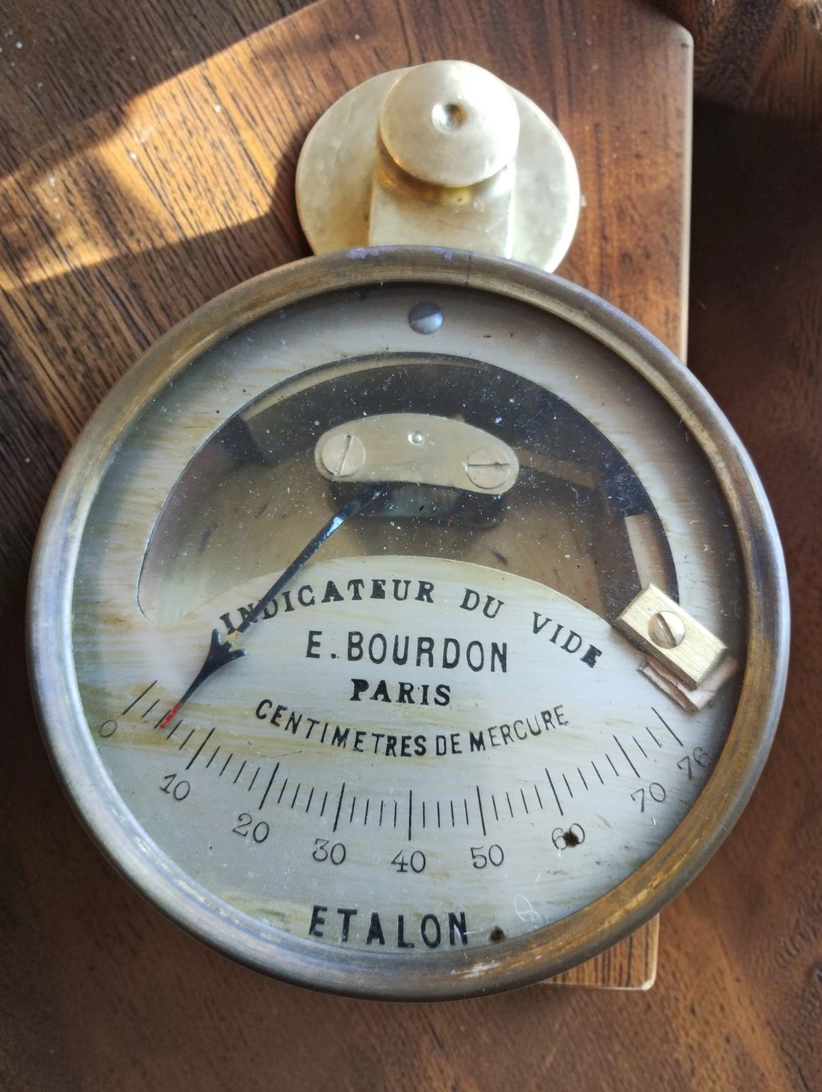 E. Bourdon Paris vacuum gauge dial marked Indicateur du Vide and Étalon, with a centimetres of mercury scale
