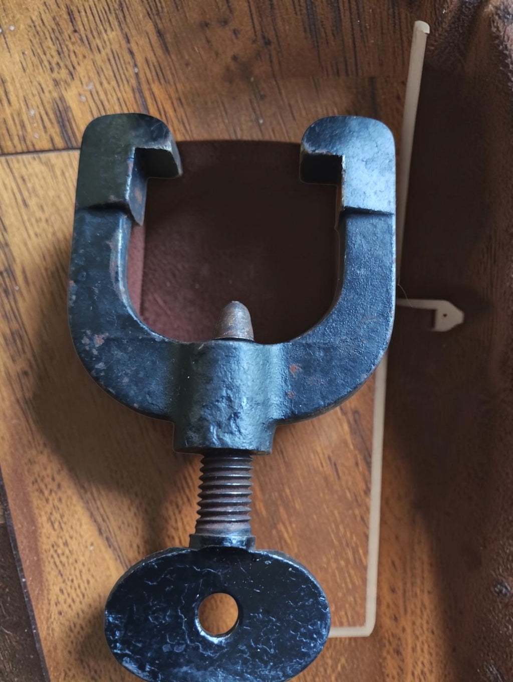Metal mounting clamp with threaded screw supplied with the E. Bourdon Paris vacuum gauge
