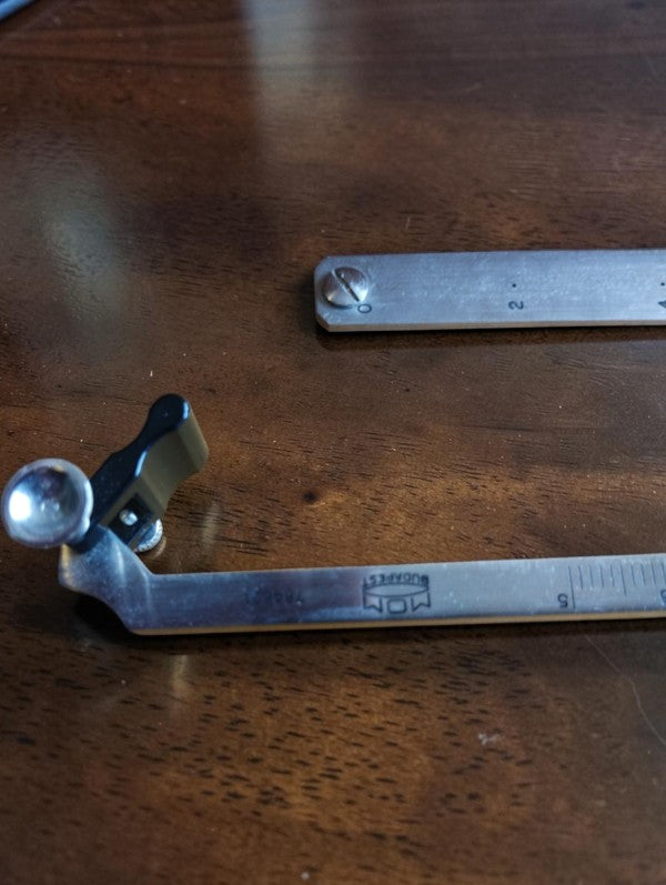 MOM Budapest compenserende poolplanimeter, originele houten schuifkist, ca. 1940–1950